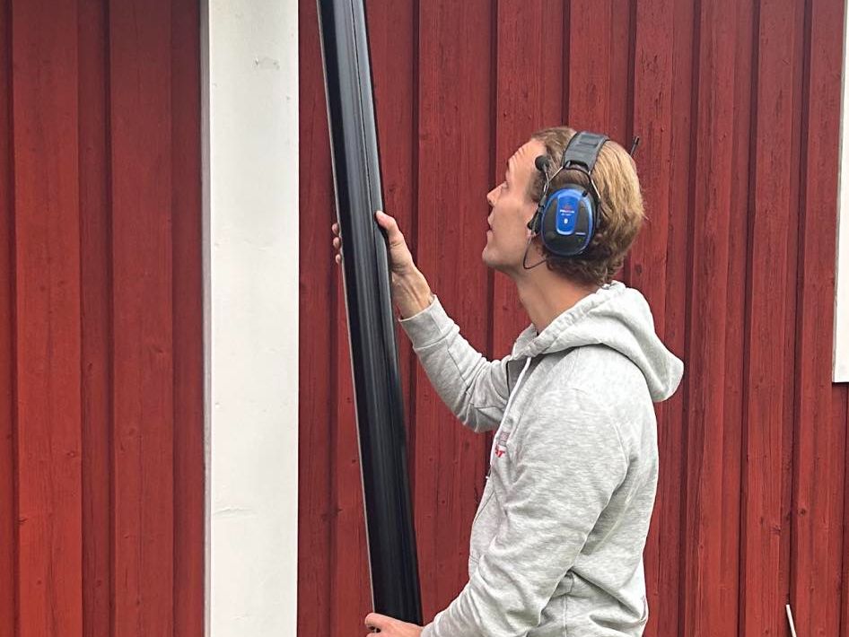 Arbetare renoverar taket