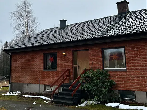 Svart tak till ett tegelhus